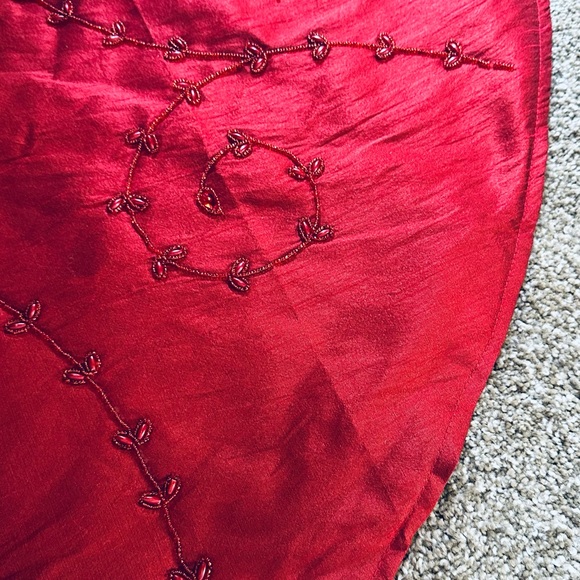 🎄🌟HP🌟Elegant Red Taffeta Beaded Button Back Christmas Tree Skirt 53" Diameter - Picture 4 of 13
